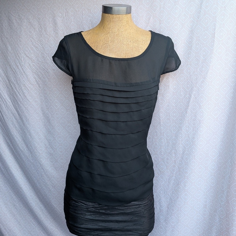 Mossimo Blouse Women M Black Excellent Tiered Ruffle Cap Sleeve Scoop Neck Top